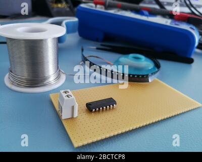 Vue de bureau de l'atelier de conception et de développement elektronics avec divers outils Banque D'Images