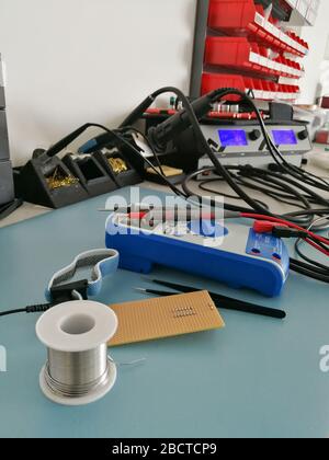 Vue de bureau de l'atelier de conception et de développement elektronics avec divers outils Banque D'Images