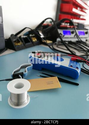 Vue de bureau de l'atelier de conception et de développement elektronics avec divers outils Banque D'Images
