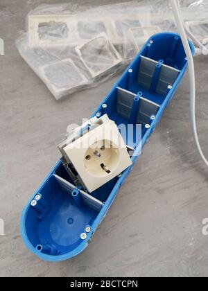 Equipement électrique préparer l'installation sur le mur du plâtre Banque D'Images