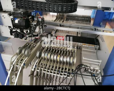 Mécanismes à l'intérieur de la machine de saisie et de placement pour l'assemblage de la carte de circuit imprimé électronique Banque D'Images