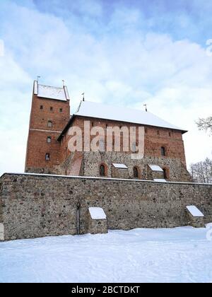 Château de l'île Trakai enneigé l'hiver à Trakai ville, Lituanie Banque D'Images