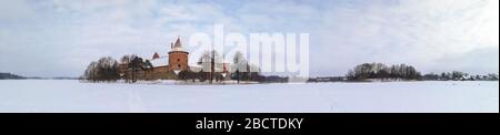 Château de l'île Trakai enneigé l'hiver à Trakai ville, Lituanie Banque D'Images