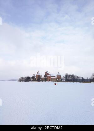 Château de l'île Trakai enneigé l'hiver à Trakai ville, Lituanie Banque D'Images