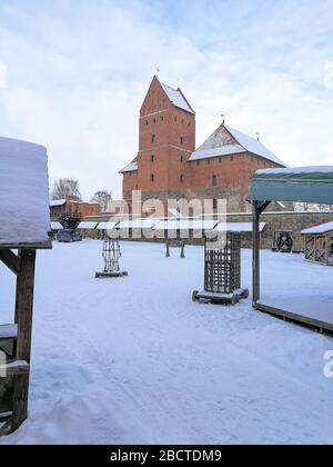 Château de l'île Trakai enneigé l'hiver à Trakai ville, Lituanie Banque D'Images