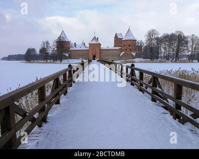 Château de l'île Trakai enneigé l'hiver à Trakai ville, Lituanie Banque D'Images