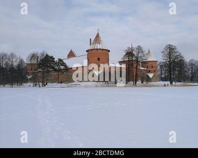 Château de l'île Trakai enneigé l'hiver à Trakai ville, Lituanie Banque D'Images