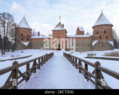 Château de l'île Trakai enneigé l'hiver à Trakai ville, Lituanie Banque D'Images