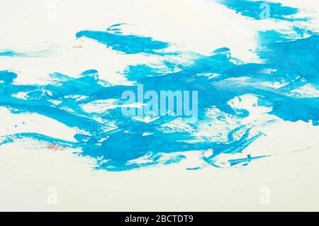 Peinture gouache bleu clair avec traits de peinture abstraits sur fond blanc Banque D'Images