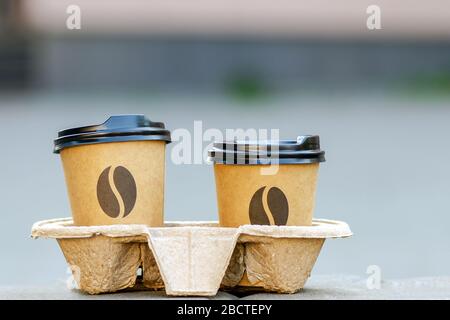 Deux tasses à café jetables dans un support en carton. café à emporter. À emporter Banque D'Images