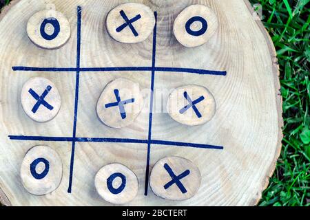 jeu en bois, tic tac toe. gagnant concept. le gagnant traverse le centre du jeu. pensée logique Banque D'Images