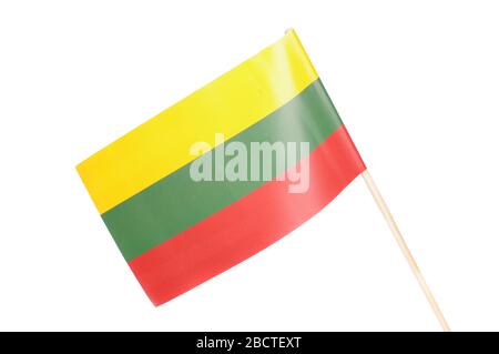 Papier drapeau de Lituanie comme souvenir isolé sur le fond blanc Banque D'Images
