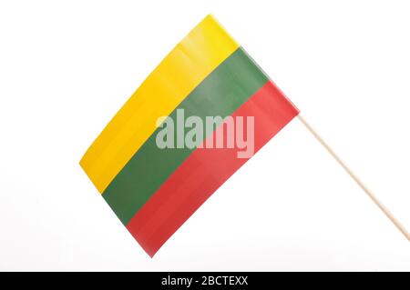 Papier drapeau de Lituanie comme souvenir isolé sur le fond blanc Banque D'Images