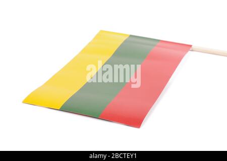 Papier drapeau de Lituanie comme souvenir isolé sur le fond blanc Banque D'Images