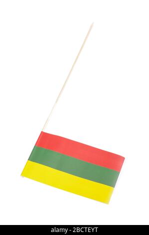 Papier drapeau de Lituanie comme souvenir isolé sur le fond blanc Banque D'Images
