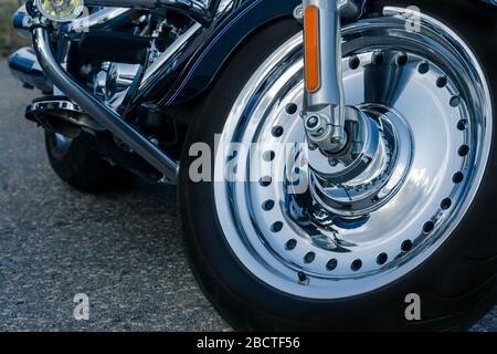 vélo de route. vue de la roue avant chromée d'une moto. concept de moto cruiser Banque D'Images
