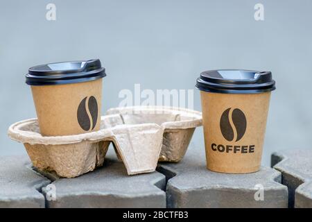 deux tasses de café à emporter. une tasse dans le support. concept café à emporter Banque D'Images