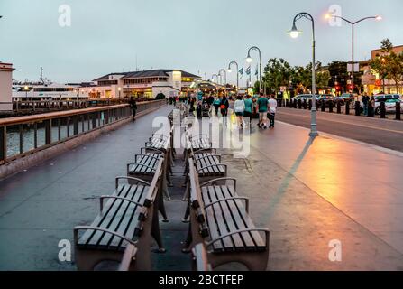 San Francisco, CA / États-Unis - 16 juillet 2015 : les gens aiment une promenade nocturne à Embarcadero, le front de mer oriental et la chaussée le long de la baie de San Francisco. Banque D'Images