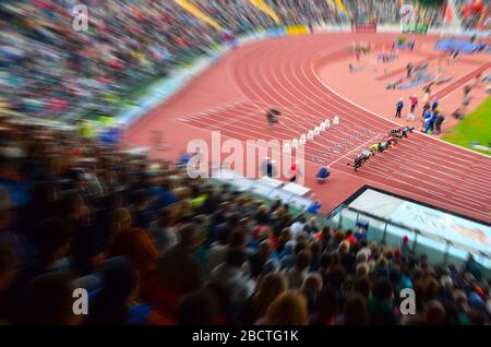 Athlète sur la ligne de départ à 100 m sprint. Les athlètes professionnels qui se préparent à jouer à Tokyo 2020. Banque D'Images