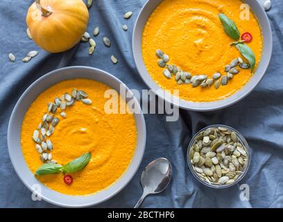 Purée de soupe végétarienne à la crème de citrouille sur table de cuisine Banque D'Images