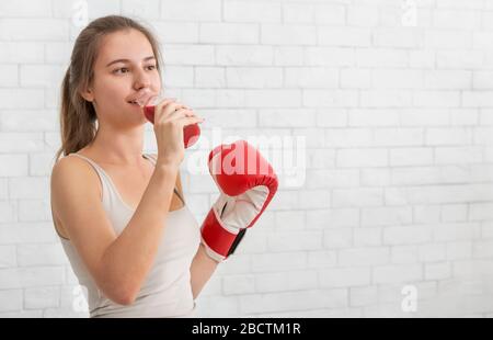 Jeune femme ayant force après avoir bu un cocktail de vitamine Banque D'Images