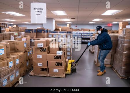 Les respirateurs N-95 critiques arrivent à l'hôpital Bellevue où le personnel logistique et hospitalier de la FEMA aide à décharger la livraison le 3 avril 2020 à New York, New York. Banque D'Images