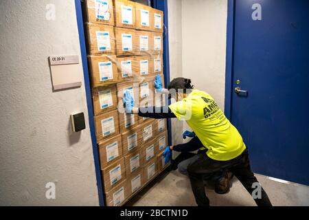 Les respirateurs N-95 critiques arrivent à l'hôpital Bellevue où le personnel logistique et hospitalier de la FEMA aide à décharger la livraison le 3 avril 2020 à New York, New York. Banque D'Images