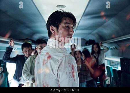 Train to Busan est un film d'horreur d'action sud-coréen de 2016 réalisé par Yeon Sang-ho et mettant en vedette Gong Yoo, Jung Yu-mi, Et Ma Dong-seok. Cette photographie est destinée à un usage éditorial uniquement et est le copyright de la société de cinéma et/ou du photographe assigné par la société de production ou de film et ne peut être reproduit que par des publications en conjonction avec la promotion du film ci-dessus. Un crédit obligatoire pour la société de films est requis. Le Photographe doit également être crédité s'il est connu. Banque D'Images