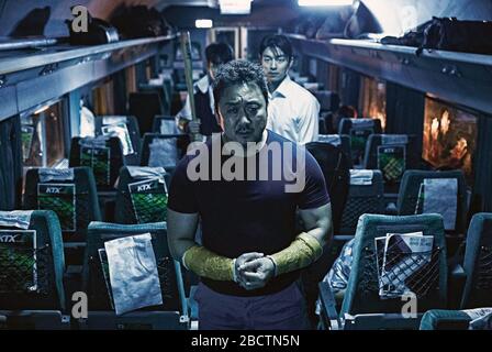 Train to Busan est un film d'horreur d'action sud-coréen de 2016 réalisé par Yeon Sang-ho et mettant en vedette Gong Yoo, Jung Yu-mi, Et Ma Dong-seok. Cette photographie est destinée à un usage éditorial uniquement et est le copyright de la société de cinéma et/ou du photographe assigné par la société de production ou de film et ne peut être reproduit que par des publications en conjonction avec la promotion du film ci-dessus. Un crédit obligatoire pour la société de films est requis. Le Photographe doit également être crédité s'il est connu. Banque D'Images