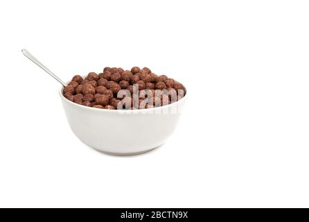 Boules au chocolat tomber dans bol isolé Banque D'Images