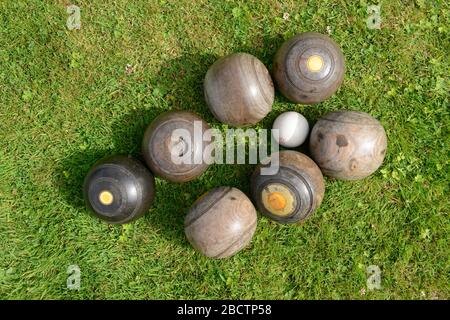 Sept vieilles boules de boules d'époque faites de lignum vitae avec un ballon de cric à la maison de Monk, autrefois la maison de Virginia Woolf, à Rodmell dans East Sussex, Royaume-Uni Banque D'Images