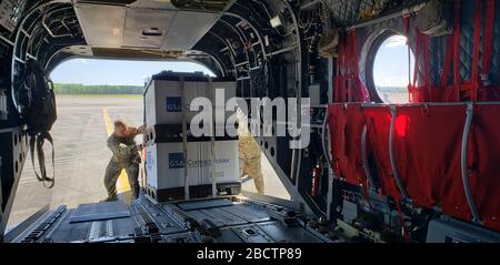 Les soldats de la Garde nationale de l'armée américaine avec la Garde nationale de Caroline du Sud chargent des équipements de protection personnelle sur un Chinook CH-47 affecté au 2-238-ème Bataillon de soutien général de l'aviation, la Garde nationale de Caroline du Sud, Être transporté et distribué dans les comtés de l'état de Caroline du Sud à l'appui du département de la santé et du contrôle environnemental de la Caroline du Sud. La Garde nationale de Caroline du Sud reste prête à soutenir les comtés, les agences locales et d'État, et les premiers intervenants avec les ressources demandées aussi longtemps que nécessaire pour soutenir les efforts de réponse de COVID-19 dans l'État. ( Banque D'Images