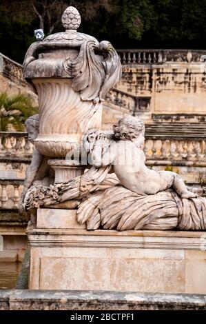 Jardin néoclassique construit autour d'une source d'eau à Nîmes, France est rempli de sculptures baroques, de grandes urnes et de balustrades. Banque D'Images