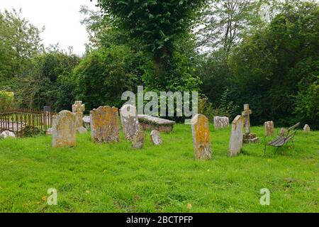 Vue sur la cour de l'église de Southease, qui a 900 ans. Southease, Sussex, Royaume-Uni Banque D'Images