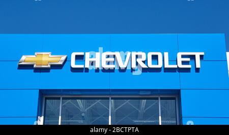 Montréal, Canada - 4 avril 2020 : écriture et logo Chevrolet sur la concession. Chevrolet est l'une des marques automobiles les plus populaires et les plus reconnaissables dans Banque D'Images