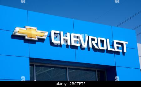 Montréal, Canada - 4 avril 2020 : écriture et logo Chevrolet sur la concession. Chevrolet est l'une des marques automobiles les plus populaires et les plus reconnaissables dans Banque D'Images