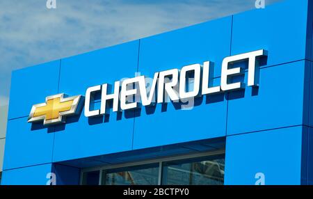 Montréal, Canada - 4 avril 2020 : écriture et logo Chevrolet sur la concession. Chevrolet est l'une des marques automobiles les plus populaires et les plus reconnaissables dans Banque D'Images