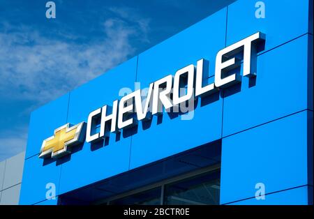 Montréal, Canada - 4 avril 2020 : écriture et logo Chevrolet sur la concession. Chevrolet est l'une des marques automobiles les plus populaires et les plus reconnaissables dans Banque D'Images