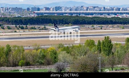 MADRID, ESPAGNE - 14 AVRIL 2019 : atterrissage en avion Boeing 787 de Saudi Arabian Airlines à l'aéroport international Madrid-Barajas Adolfo Suarez dans le Banque D'Images