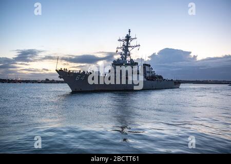 Un destroyer USS Carney, de classe Arleigh Burke de la Marine américaine, revient au port d'attache après un déploiement prévu le 31 mars 2020 à Rota, en Espagne. Banque D'Images