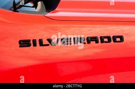 Montréal, Canada - 4 avril 2020 : écriture et logo Silverado sur camion. Chevrolet est l'une des marques automobiles les plus populaires et les plus reconnaissables du Banque D'Images