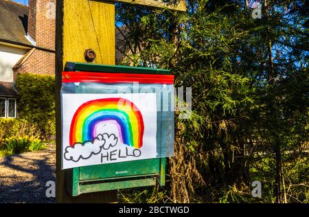 L'image d'un arc-en-ciel dans une rue Woking alors que les gens essaient de rester positifs isolés dans leurs maisons pendant l'éclosion de coronavirus et le verrouillage Banque D'Images