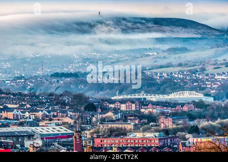 Blackburn Town avec Darwen Moors au loin Banque D'Images