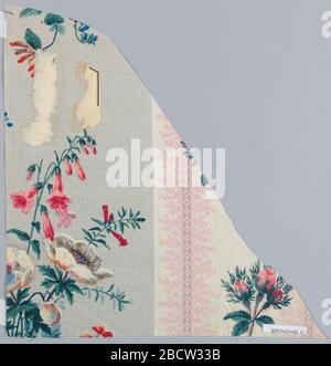Textile. Recherche dans ProgressGroup ayant le même sol, imprimé à rouleaux, d'une large bande grise formée de points blancs minute alternant avec une bande blanche bordée de feuilles fantaisie. Motifs floraux différents imprimés sur ce sol, probablement par bloc. Textile Banque D'Images