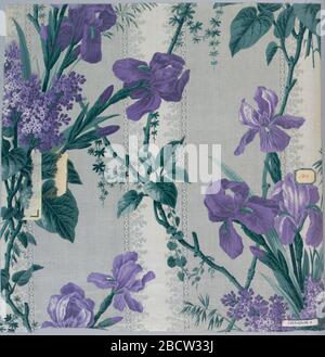 Textile. Recherche dans ProgressGroup ayant le même sol, imprimé à rouleaux, d'une large bande grise formée de points blancs minute alternant avec une bande blanche bordée de feuilles fantaisie. Motifs floraux différents imprimés sur ce sol, probablement par bloc. Textile Banque D'Images