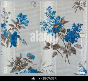 Textile. Recherche dans ProgressGroup ayant le même sol, imprimé à rouleaux, d'une large bande grise formée de points blancs minute alternant avec une bande blanche bordée de feuilles fantaisie. Motifs floraux différents imprimés sur ce sol, probablement par bloc. Textile Banque D'Images