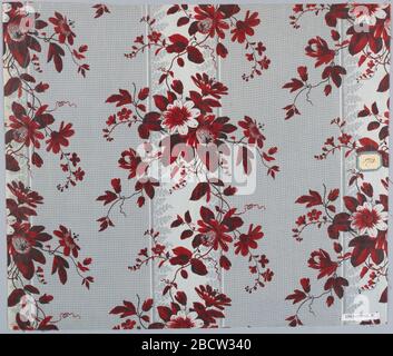 Textile. Recherche dans ProgressGroup ayant le même sol, imprimé à rouleaux, d'une large bande grise formée de points blancs minute alternant avec une bande blanche bordée de feuilles fantaisie. Motifs floraux différents imprimés sur ce sol, probablement par bloc. Textile Banque D'Images