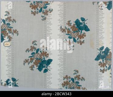 Textile. Recherche dans ProgressGroup ayant le même sol, imprimé à rouleaux, d'une large bande grise formée de points blancs minute alternant avec une bande blanche bordée de feuilles fantaisie. Motifs floraux différents imprimés sur ce sol, probablement par bloc. Textile Banque D'Images