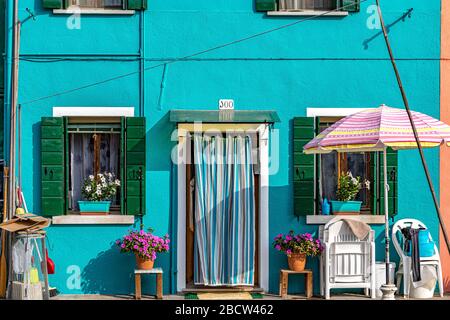 Maisons colorées sur l'île italienne de l'île de Burano an dans la lagune vénitienne une promenade en bateau raisonnablement courte de Venise, Italie Banque D'Images