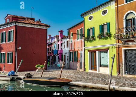 Maisons colorées sur l'île italienne de l'île de Burano an dans la lagune vénitienne une promenade en bateau raisonnablement courte de Venise, Italie Banque D'Images